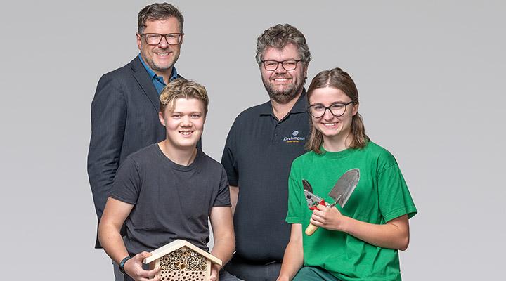 Gute Partner: Martin Nobs  (hinten links) von der Stiftung  Friederika und Schreiner  Thomas Kirchmann mit den  Lernenden Andrin Dänzer  (Schreinerei) und Angela  Moser (Gärtnerei).