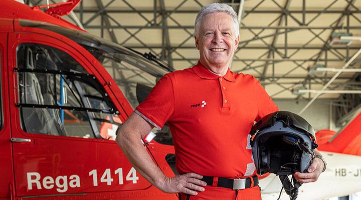 Heinz Leibundgut, Helikopter-Chefpilot und Mitglied der Geschäftsleitung Rega, im Hangar des Rega-Centers am Flughafen Zürich.