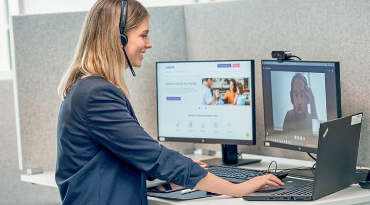 Mitarbeitende in Kundencentern wie Cilja Füeg kommunizieren über immer mehr Kanäle. Ein möglicher Weg zu diesem Beruf ist die Ausbildung als Fachmann/Fachfrau Kundendialog – eine Lehre, die auch Valiant anbietet.