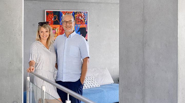 Florence und Alexandre Blanc in ihrem neuen Haus, das durch seinen schlichten und sehr hellen Innenausbau besticht.