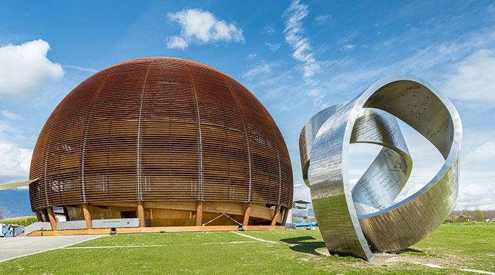Le «Globe de la science et de l’innovation», bâtiment d’exposition à côté du CERN, qui rend la recherche accessible à toutes et à tous. (Photo: Shutterstock)