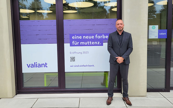 Geschäftsstellenleiter Bastian Himmelein vor der neuen Valiant Geschäftsstelle in Muttenz.